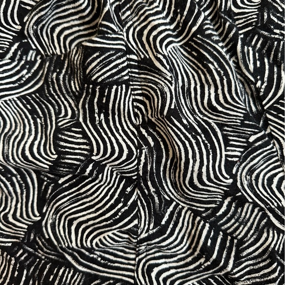 a new day Black and White Wave Print Women's Shorts - Picture 3 of 7